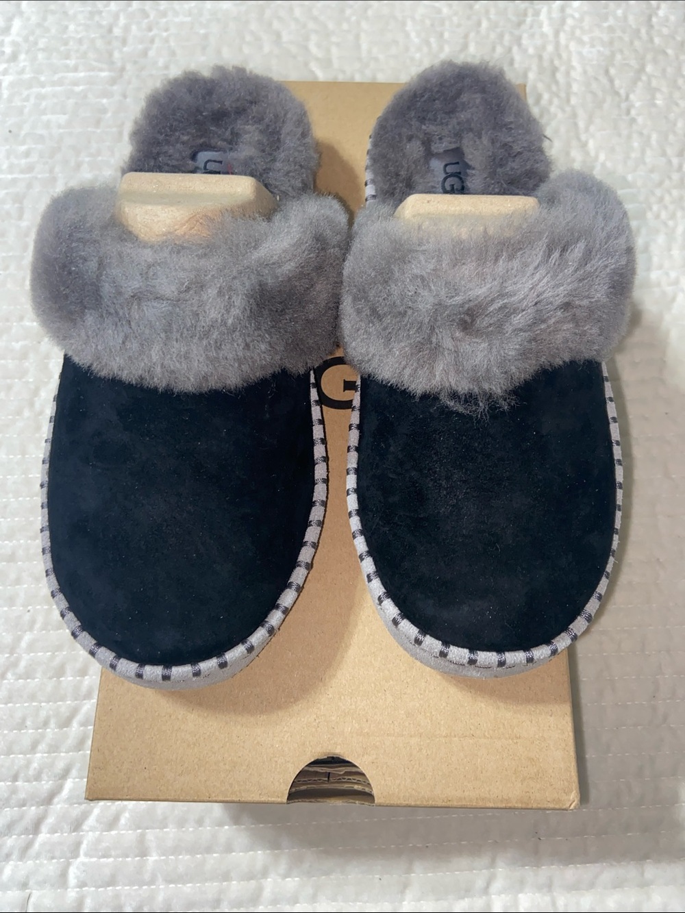 UGG Women’s Aira Black